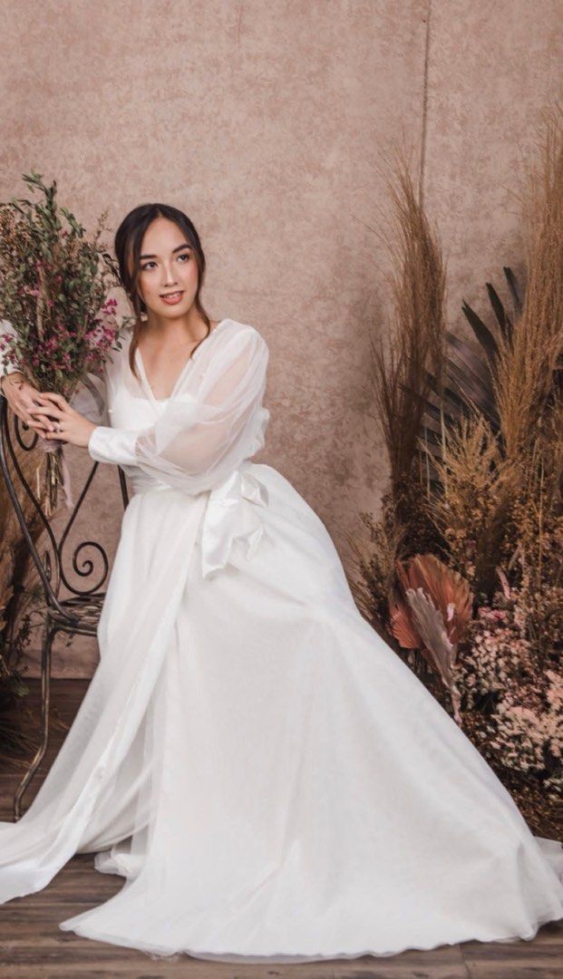 La Rosa Bridal Robe Veronica White (Category: Undergarments & Loungewear) located in Quezon City. Submitted by eleventwelveph (Listing ID 1361059170, Image 3). Description: La Rosa Robe Veronica White Orig price: P4900 P2600 comes with camisole worn only once during wedding preps (around 2-3 hours only!) actual photos are posted with pearl accents.