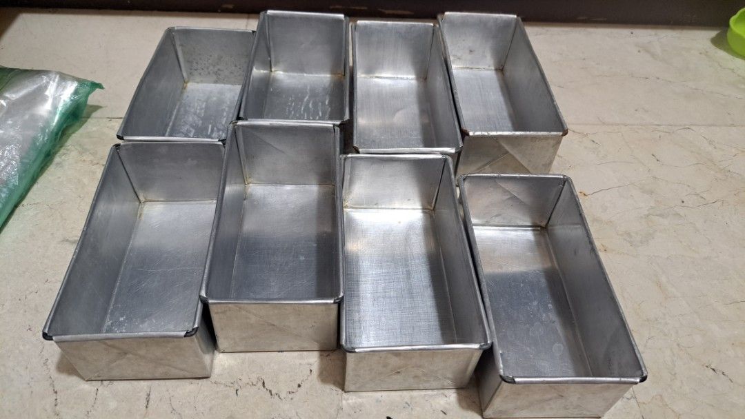 Loaf pan (Category: Bakeware) located in Quezon City. Submitted by number2119 (Listing ID 1361100002, Image 1). Description: 20php each 6pcs small 2pcs medium take all 100php.