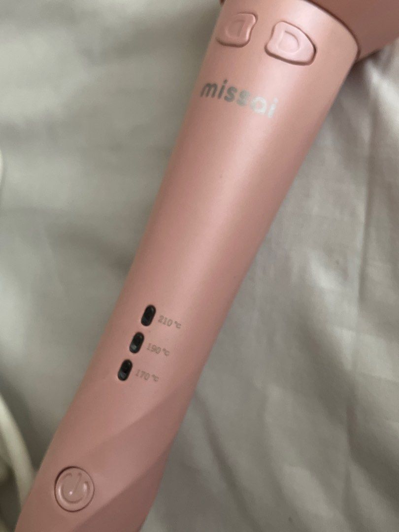 Missai Automatic Hair Curler (Category: Hair) located in Quezon City. Submitted by col.funshot (Listing ID 1361131177, Image 2). Description: Rarely used Good as new. Probably used less than 5 times Shipping fee c/o buyer (via lalamove since electronic) No returns. Don’t transact if not 100% sure.