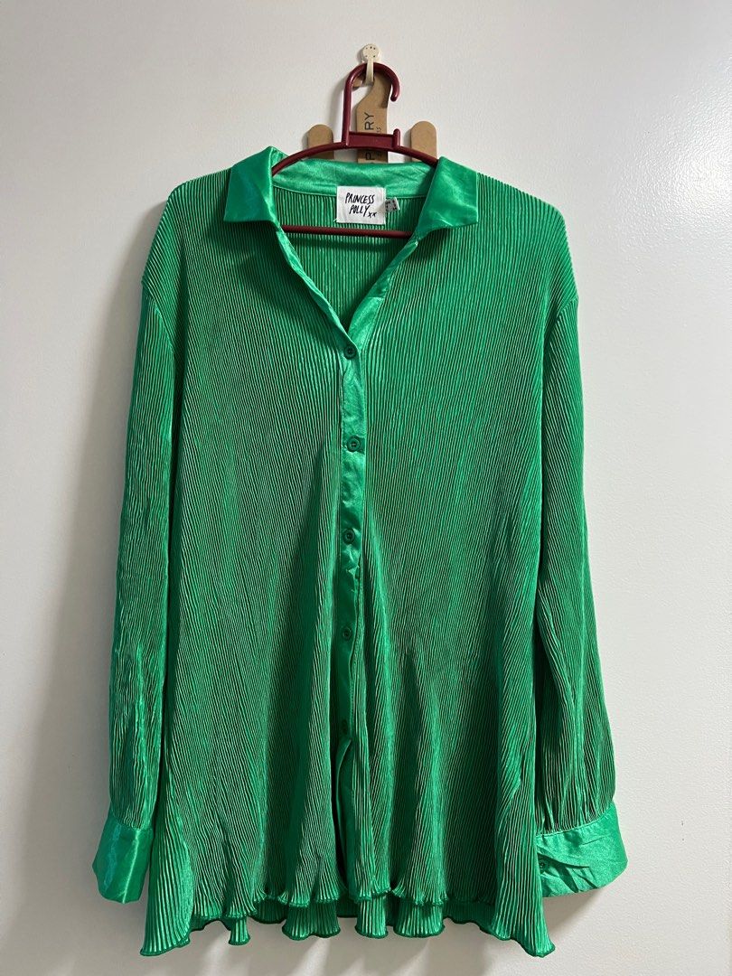 Princess Polly Green Longsleeves (Category: Longsleeves) located in Mandaluyong City. Submitted by izzy11navarrete (Listing ID 1361163448, Image 1). Description: once used, no issue sf shoulder of buyer.