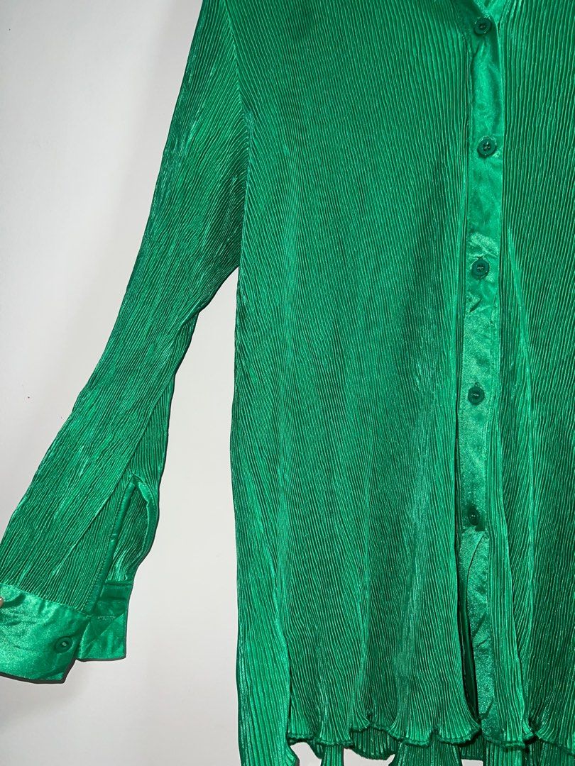 Princess Polly Green Longsleeves (Category: Longsleeves) located in Mandaluyong City. Submitted by izzy11navarrete (Listing ID 1361163448, Image 2). Description: once used, no issue sf shoulder of buyer.