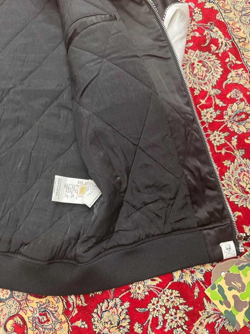 Sweater (Category: Coats, Jackets and Outerwear) located in Singapore. Submitted by unknownMr (Listing ID 1361127621, Image 3). Description: Negotiable.