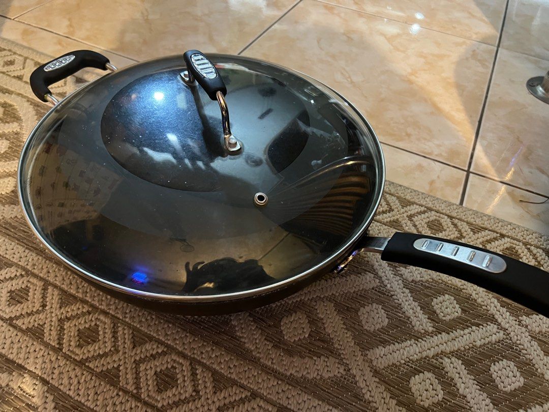Tefal Wok (Category: Cookware & Accessories) located in Marikina City. Submitted by elaishoppe (Listing ID 1361124134, Image 1). Description: 32cm diameter Original Tefal Used.