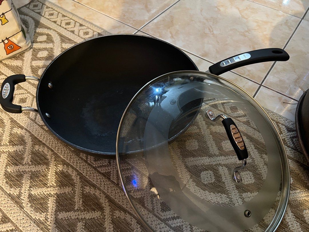 Tefal Wok (Category: Cookware & Accessories) located in Marikina City. Submitted by elaishoppe (Listing ID 1361124134, Image 2). Description: 32cm diameter Original Tefal Used.