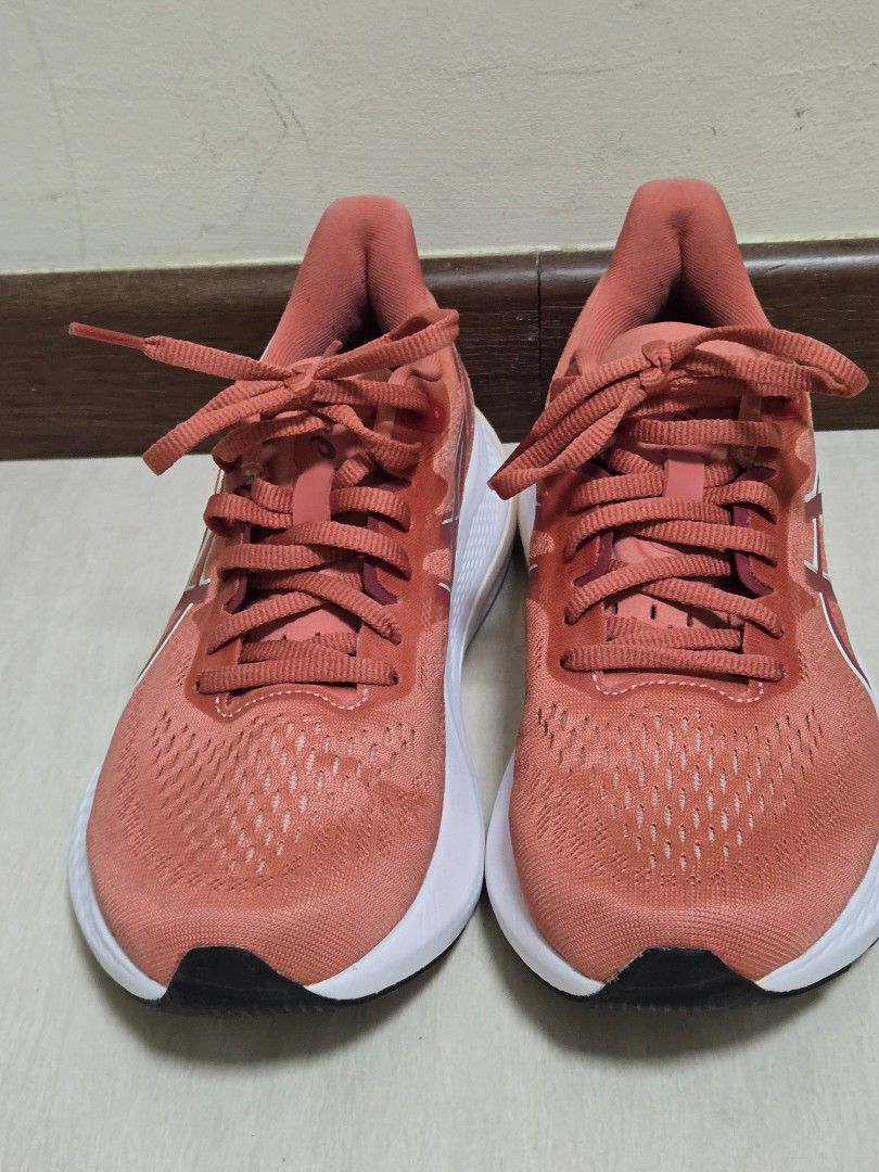 ASICS GT-2000 12 Womens US 7.5 UK 5.5 (Category: Sneakers) located in Singapore. Submitted by maelex (Listing ID 1361267189, Image 2). Description: ASICS GT-2000 12 Womens US 7.5 UK 5.5 Used twice to try only.