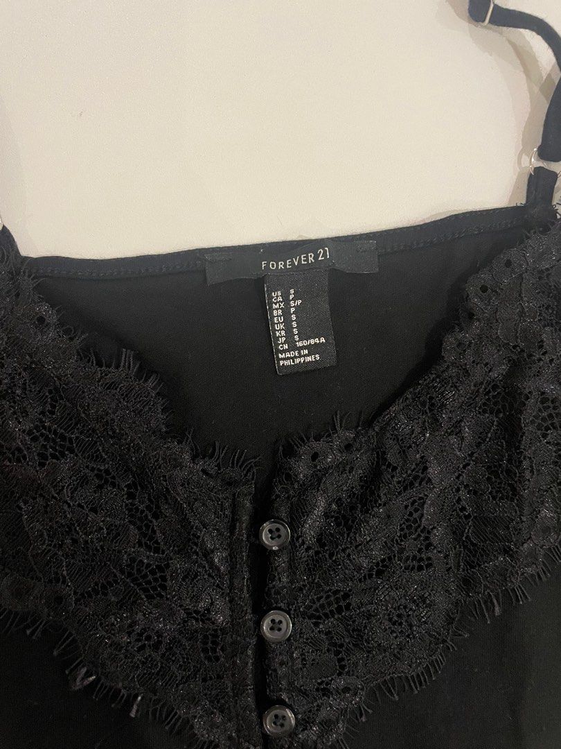 Forever 21 sleeveless lace top (Category: Sleeveless) located in Muntinlupa City. Submitted by henlo03 (Listing ID 1361304429, Image 2). Description: Lightly used No flaws Lalamove available.