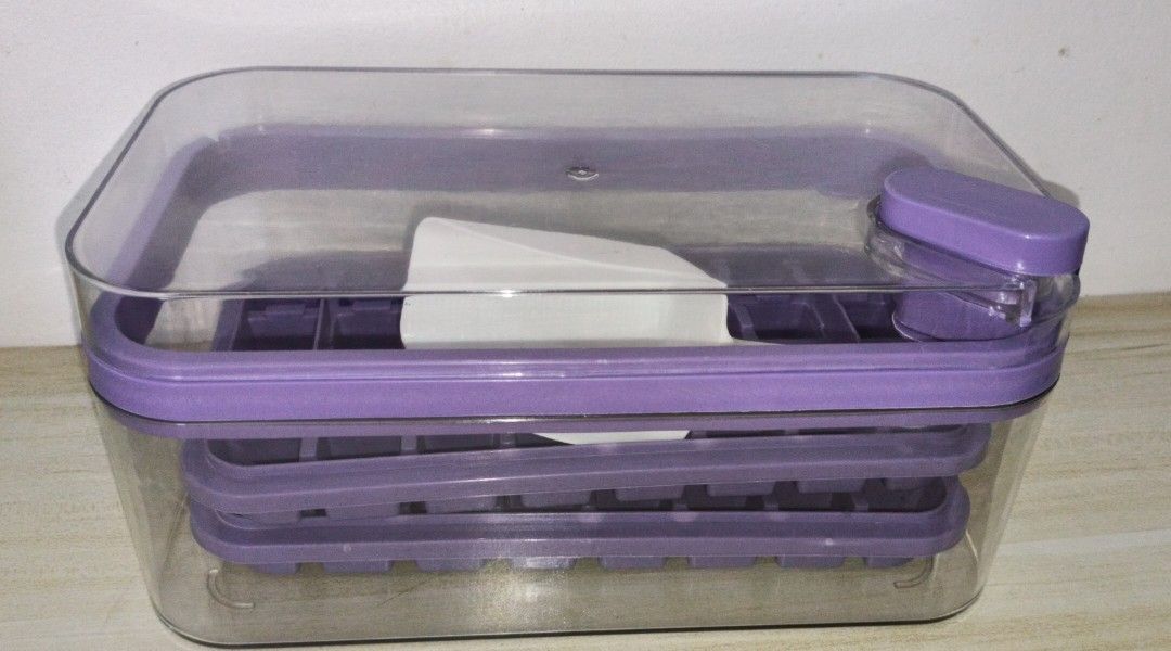 Ice cube tray with lid (Category: Food Organization & Storage) located in Angono. Submitted by casy_jin (Listing ID 1361287931, Image 1). Description: 2 pcs of ice trays RFS: Decluttering.