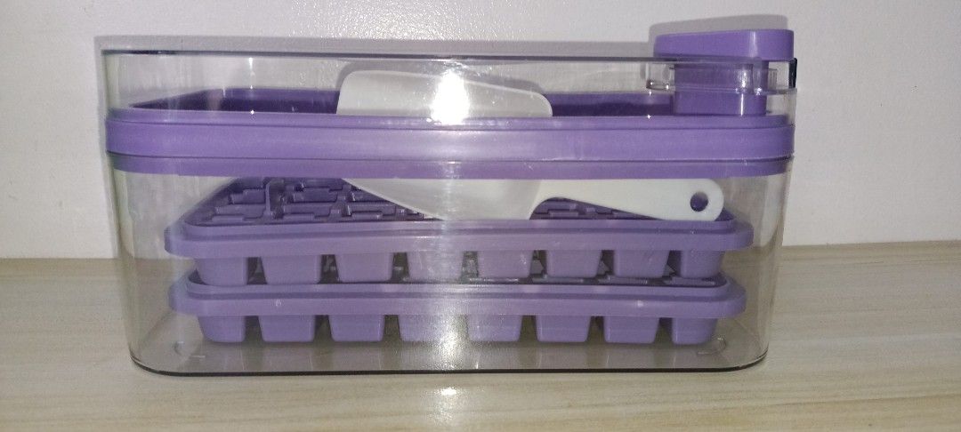 Ice cube tray with lid (Category: Food Organization & Storage) located in Angono. Submitted by casy_jin (Listing ID 1361287931, Image 3). Description: 2 pcs of ice trays RFS: Decluttering.