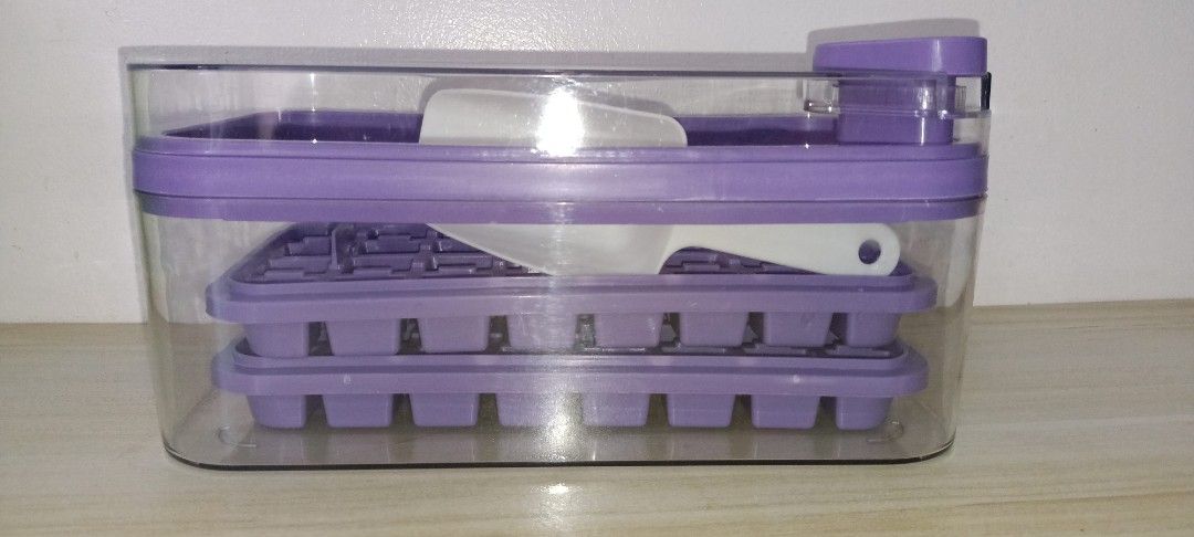 Ice cube tray with lid (Category: Food Organization & Storage) located in Angono. Submitted by casy_jin (Listing ID 1361287931, Image 2). Description: 2 pcs of ice trays RFS: Decluttering.