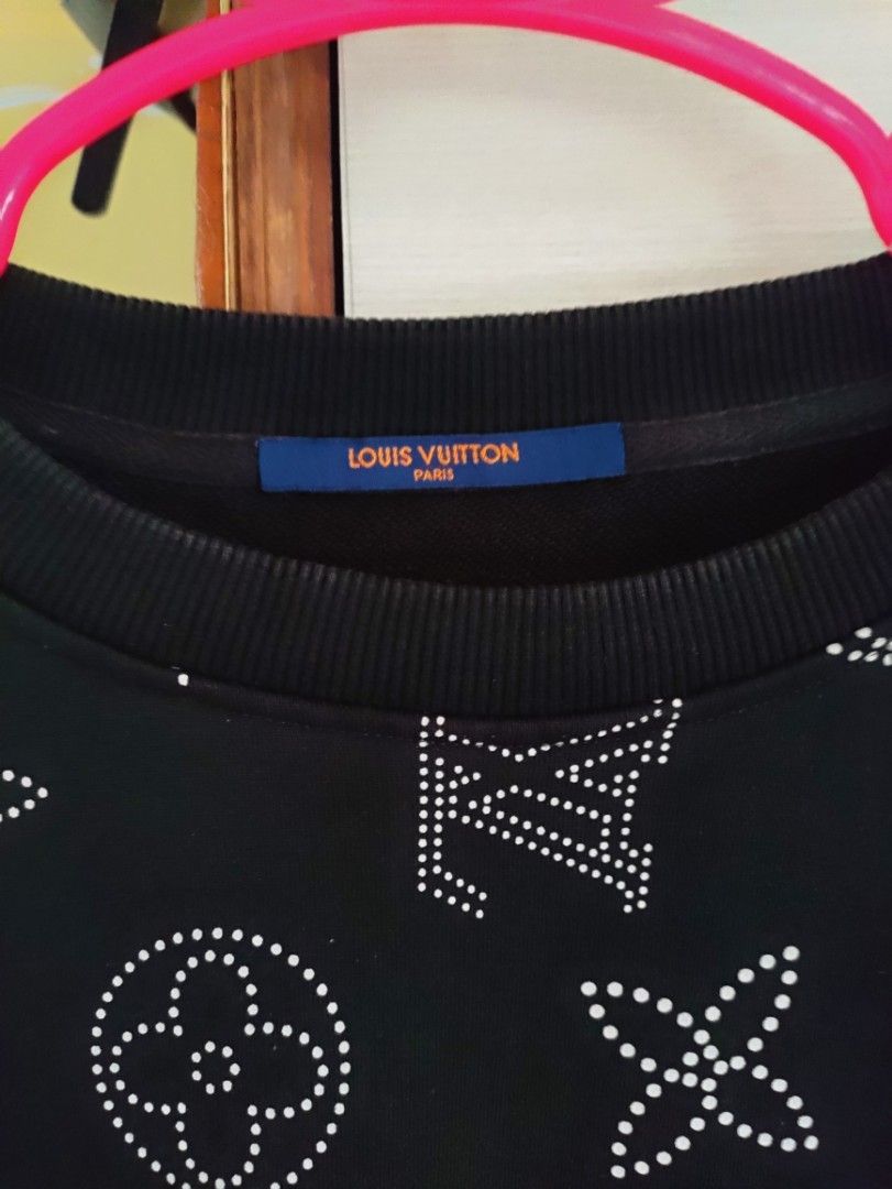 Louis Vuitton Sweatshirt LV printed (Category: Coats, Jackets and Outerwear) located in Quezon City. Submitted by vhamie (Listing ID 1361204526, Image 1). Description: Makapal tela, no issue and so on. sobrang ganda in actual, black na black parin. Can be Unisex meduim on tag (22x27 dimes) All solid print parin✅ Can do meet up.