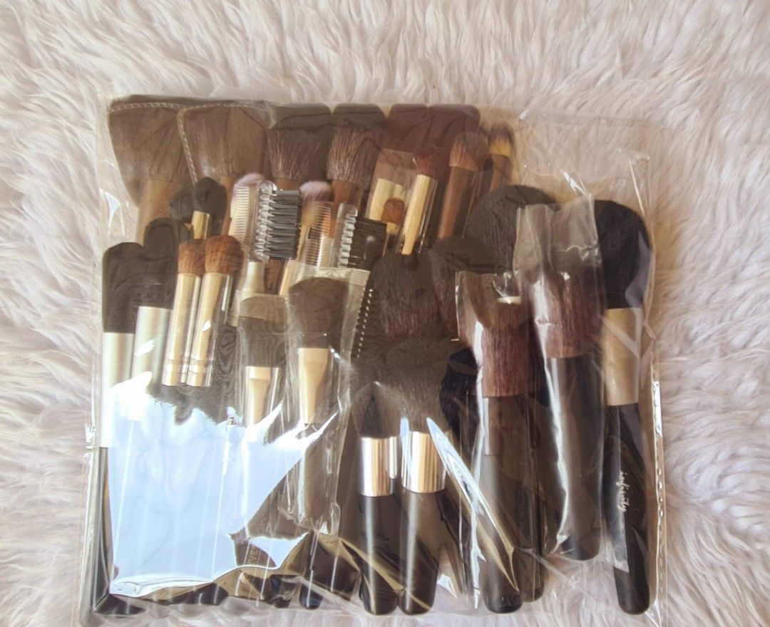 Make Up Brush Sets (Category: Makeup) located in Quezon City. Submitted by floreskari78555 (Listing ID 1361240521, Image 3). Description: Make Up Brush Sets‼️‼️‼️ 36 pcs 40 pcs Now Available ‼️ ‼️ High quality brushes Available for Same day delivery via lalamove or LBC 📩Dm To Order.