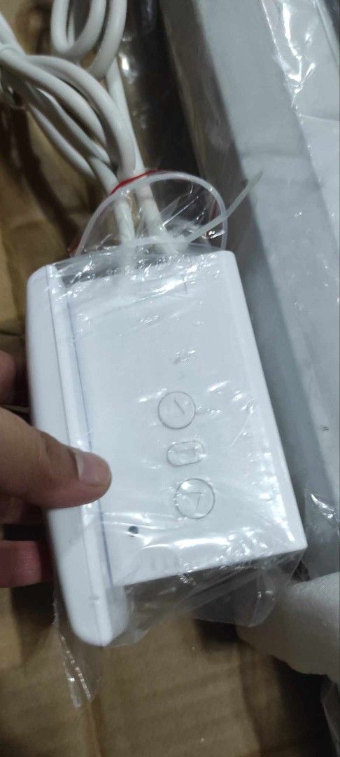 Motorized Projector Screen 100" 16:9 (Category: Monitor Screens) located in Caloocan City. Submitted by cappfinds86177 (Listing ID 1361303414, Image 3). Description: bnew in box 10th avenue caloocan.