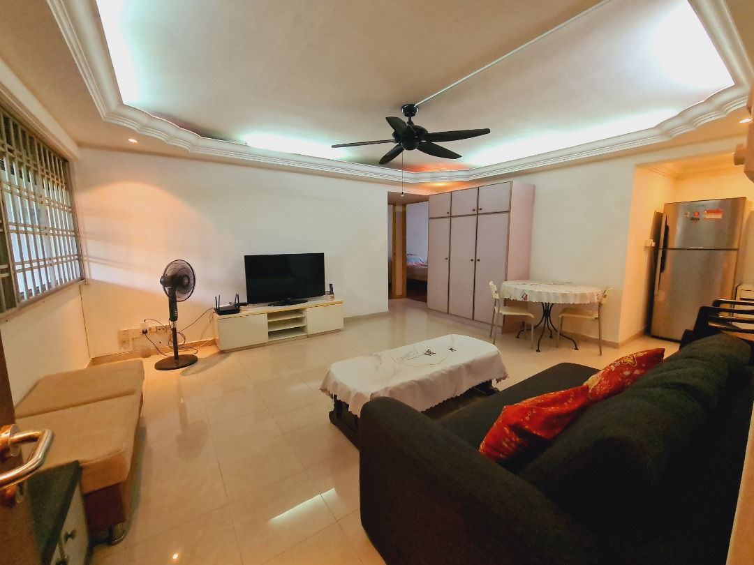 Near Woodlands MRT, 2-bedroom unit with living room (half jumbo unit) for rent63227232939777111