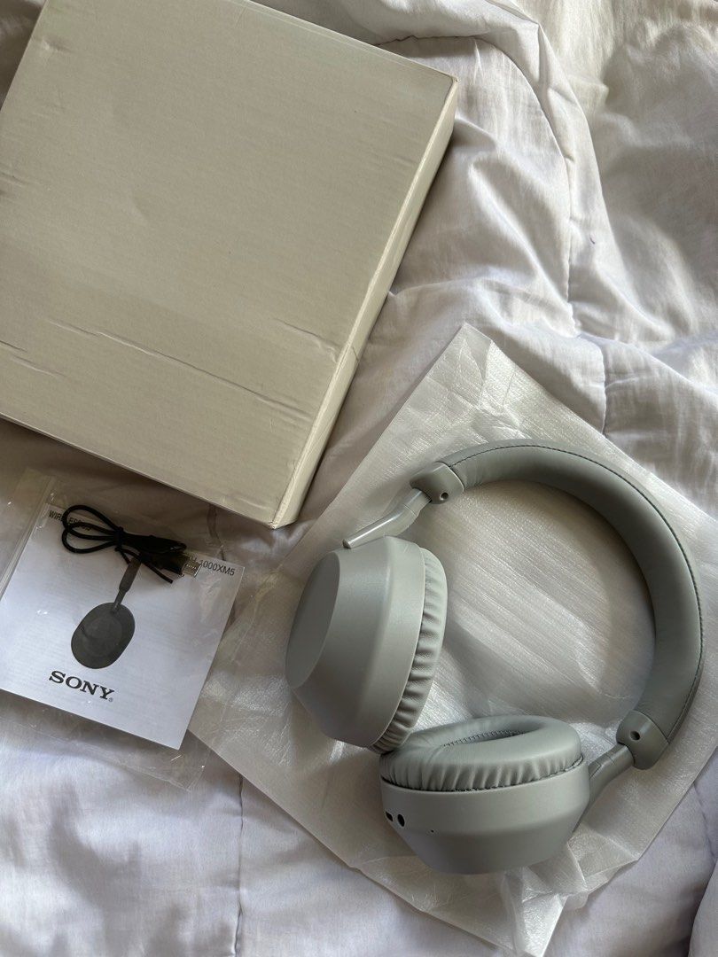 Sony Headphones (Category: Headphones & Headsets) located in Marikina City. Submitted by heeseunglee (Listing ID 1361239627, Image 1). Description: Sony headphones dupe/copy (not original) bluetooth Have not been used Good sound quality !!.