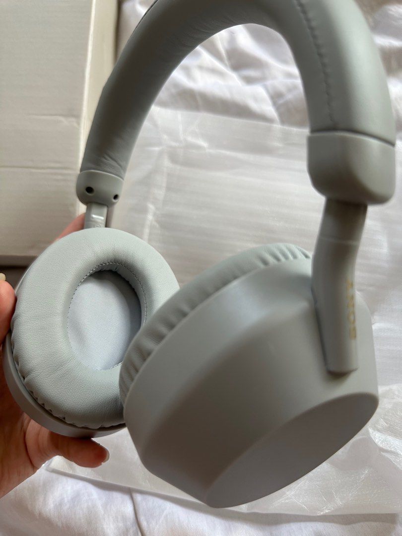 Sony Headphones (Category: Headphones & Headsets) located in Marikina City. Submitted by heeseunglee (Listing ID 1361239627, Image 2). Description: Sony headphones dupe/copy (not original) bluetooth Have not been used Good sound quality !!.