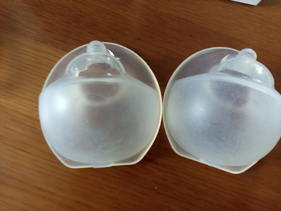 Youha Pod Milk Collector (Category: Breastfeeding & Bottle Feeding) located in Las Pinas. Submitted by heycleanup (Listing ID 1361216514, Image 3). Description: youha pod milk Collector php900 for both already still with box bought in edamama expo similar to haakaa lady bug not an electric breast pump, but a suctioned milk collector good suction, can collect milk without bulkiness of regular haakaa used UV sterilizer so there is a slight discolor