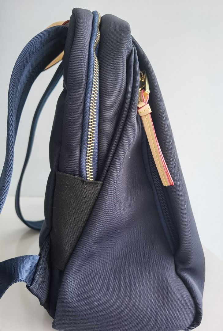 Backpack (Category: Backpacks) located in Singapore. Submitted by zhang.xuan.sg (Listing ID 1356319441, Image 3). Description: Korean-style all-match Oxford fabric commuting bag.
