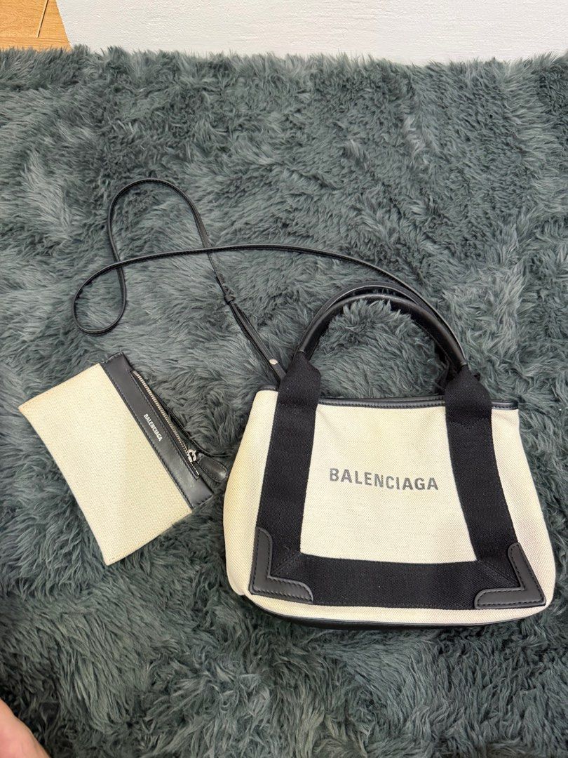 Balenciaga XS Cabas Bag (Category: Luxury Bags & Wallets) located in Makati City. Submitted by tinalopez (Listing ID 1356249246, Image 1). Description: Vintage preloved balenciaga XS Cabas Bag Bought from Sonu Vintage Bags Instagram Rfs: Decluttering.