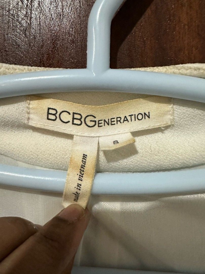 BCBG Blazer (Category: Coats, Jackets and Outerwear) located in Bulacan. Submitted by backdoor_gallery (Listing ID 1356356108, Image 2). Description: Preloved BCBG white blazer issue: got yellowish on the collar part.