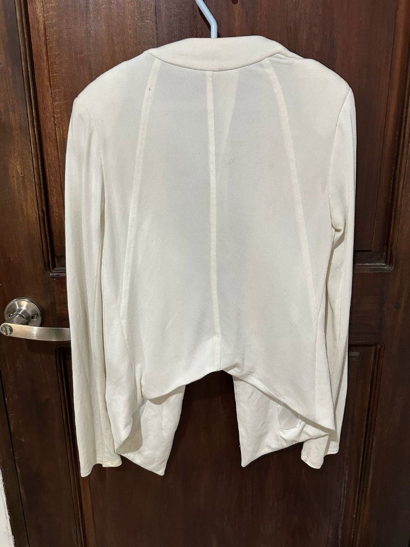BCBG Blazer (Category: Coats, Jackets and Outerwear) located in Bulacan. Submitted by backdoor_gallery (Listing ID 1356356108, Image 3). Description: Preloved BCBG white blazer issue: got yellowish on the collar part.