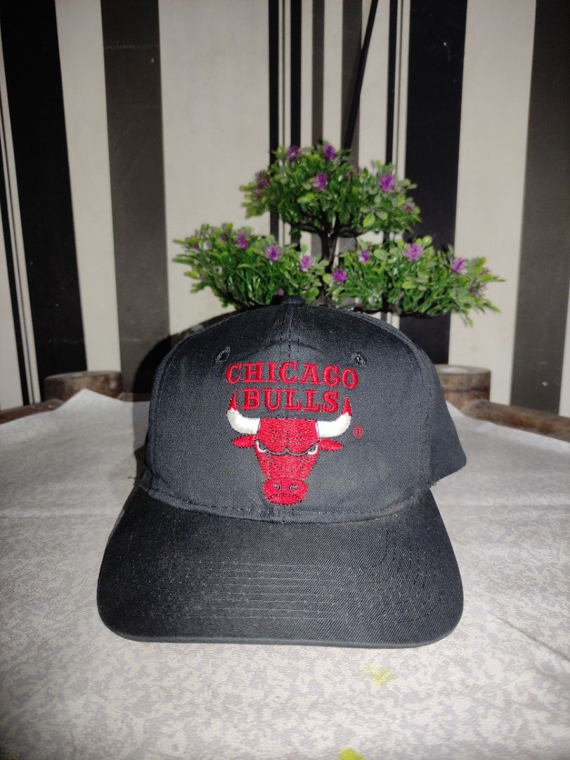Chicago bulls OG logo 1 tone (Category: Caps & Hats) located in Dumangas. Submitted by char_les (Listing ID 1356357870, Image 1). Description: Chicago bulls OG logo 1 tone Size adult Issue None Color rate 9.8/10 Cotton polyester.