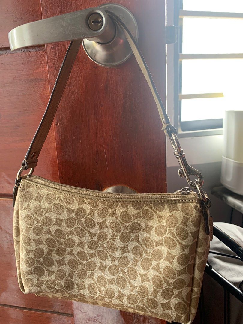 Coach Chelsea Heritage Bag (Category: Luxury Bags & Wallets) located in Caloocan City. Submitted by annybells (Listing ID 1356280017, Image 3). Description: Coach Chelsea Heritage Bag Color : Gold and Beige Issue : Distressed Gold Finish RFS : Decluttering .