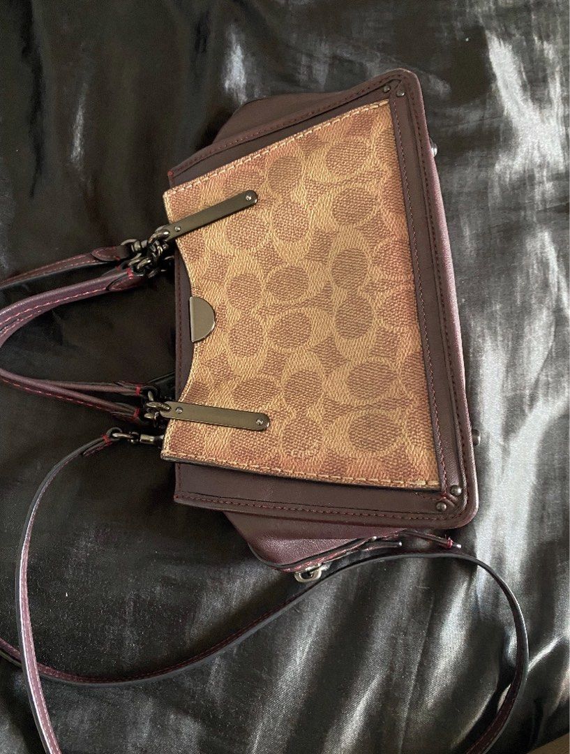 Coach dreamer bag (Category: Luxury Bags & Wallets) located in Manila. Submitted by yonasaints46584 (Listing ID 1349435697, Image 2). Description: Hindi na nagagamit .