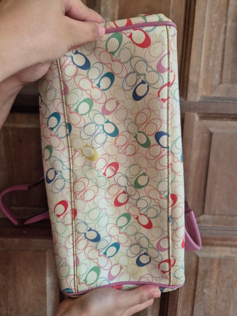 COACH PINK HANDBAG (Category: Shoulder Bags) located in Iloilo. Submitted by hellowanderer (Listing ID 1356341425, Image 3). Description: .