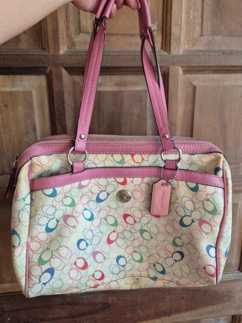 COACH PINK HANDBAG (Category: Shoulder Bags) located in Iloilo. Submitted by hellowanderer (Listing ID 1356341425, Image 1). Description: .