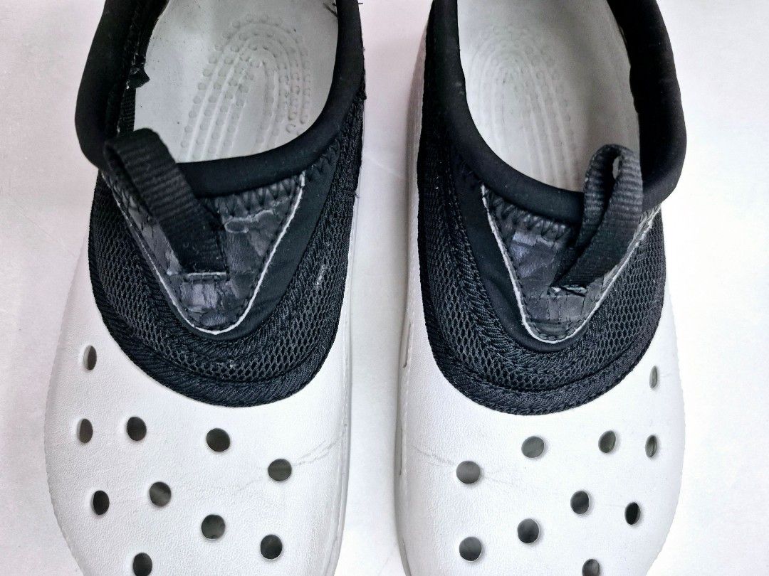 Crocs M5/W7 (Category: Slippers & Slides) located in Quezon City. Submitted by akcstuff (Listing ID 1356260769, Image 3). Description: Size: M5 / W7 Color: Light Gray With signs of usage.