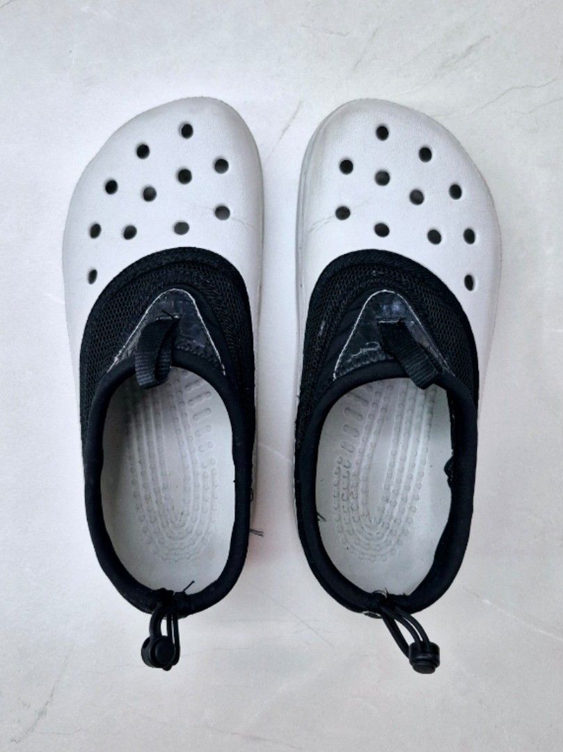 Crocs M5/W7 (Category: Slippers & Slides) located in Quezon City. Submitted by akcstuff (Listing ID 1356260769, Image 1). Description: Size: M5 / W7 Color: Light Gray With signs of usage.