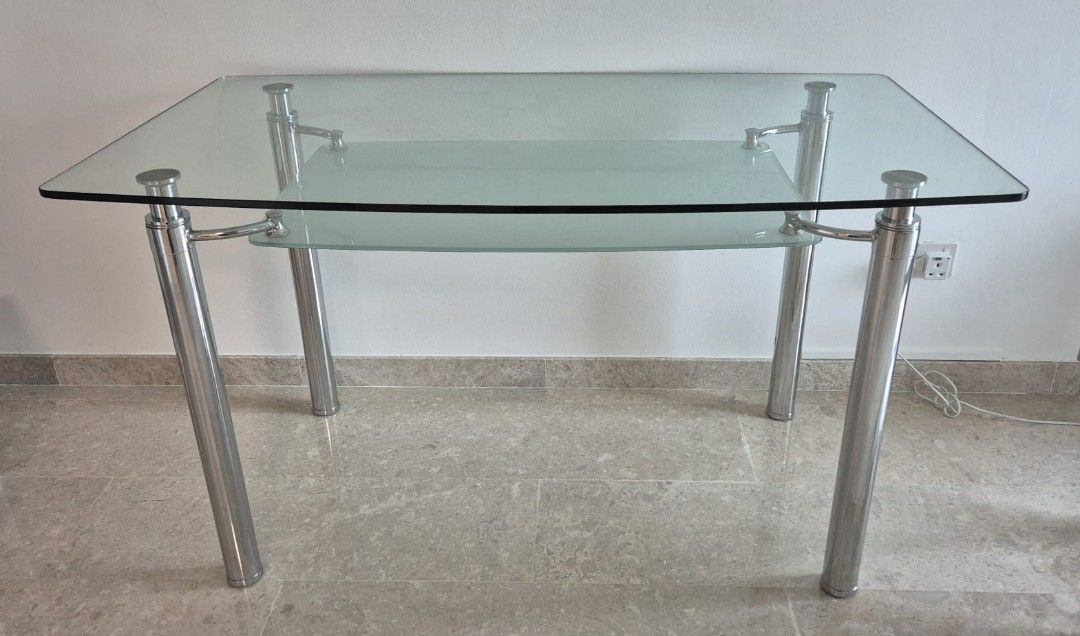 Dining table (Category: Tables & Sets) located in Singapore. Submitted by smart_shoppes (Listing ID 1356273369, Image 1). Description: .