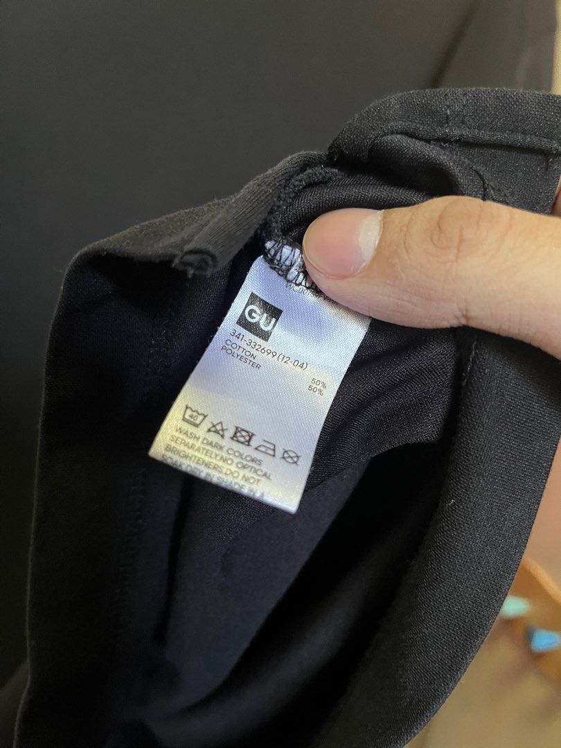 GU uniqlo Airism Oversized Shirt (Category: Tshirts & Polo Shirts ) located in Paranaque City. Submitted by declutteringstuff (Listing ID 1356408564, Image 3). Description: Medium on tag can fit up to large when worn pics provided 8.5/10 condition personal item, selling because it fits too big for me now 😓.