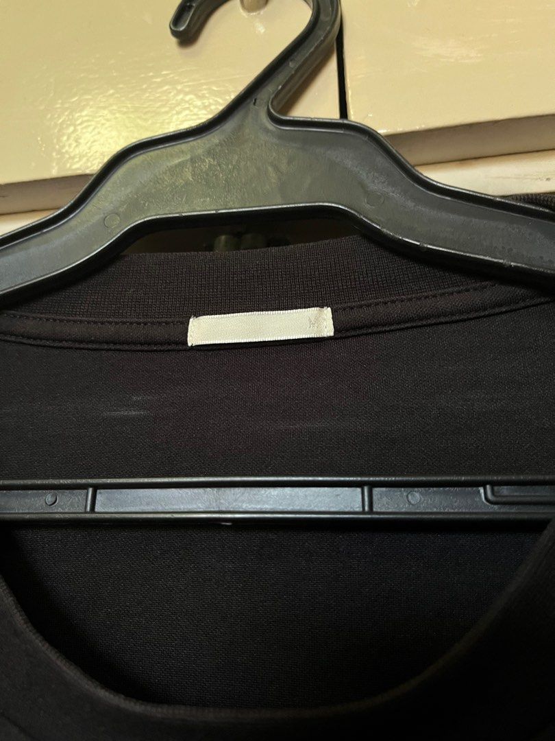 GU uniqlo Airism Oversized Shirt (Category: Tshirts & Polo Shirts ) located in Paranaque City. Submitted by declutteringstuff (Listing ID 1356408564, Image 2). Description: Medium on tag can fit up to large when worn pics provided 8.5/10 condition personal item, selling because it fits too big for me now 😓.