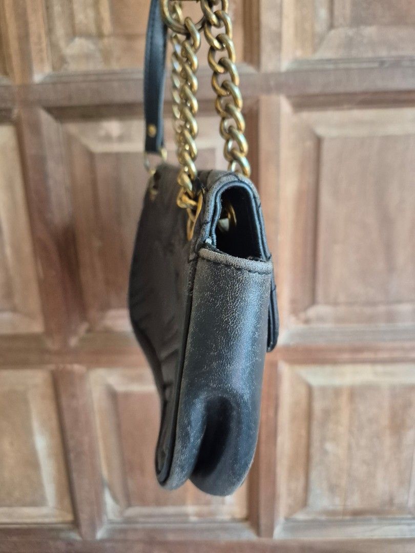 GUCCI BLACK CROSSBODY BAG (Category: Luxury Bags & Wallets) located in Iloilo. Submitted by hellowanderer (Listing ID 1356341630, Image 2). Description: .