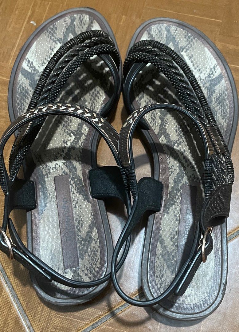Havainas and Grendha sandals (Category: Flats & Sandals) located in Quezon City. Submitted by carmelloz78155 (Listing ID 1356250077, Image 1). Description: Havaianas - USA 7 brandnew (600php) Grendha - USA 7 slightly used (400php) .