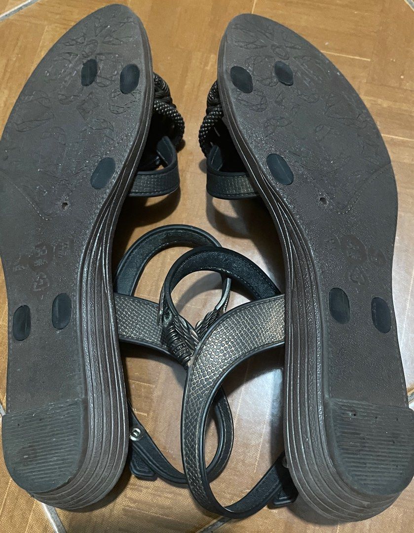 Havainas and Grendha sandals (Category: Flats & Sandals) located in Quezon City. Submitted by carmelloz78155 (Listing ID 1356250077, Image 2). Description: Havaianas - USA 7 brandnew (600php) Grendha - USA 7 slightly used (400php) .