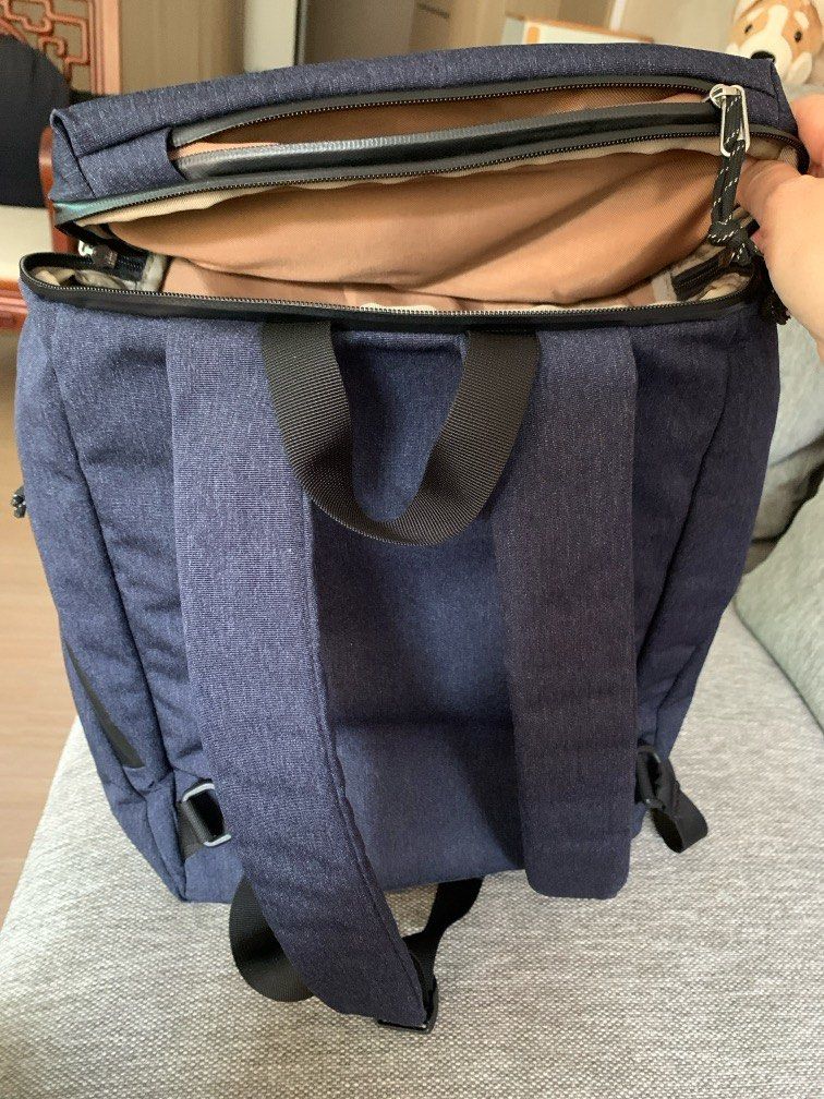 Hellolulu （分類：手袋及銀包）位於 Hong Kong。 由 dsyrita 提交（商品編號 1356241117，圖片 3）。簡介： Hellolulu 背包、新舊如圖、內有多格易收藏、防水拉鍊、可放電腦。