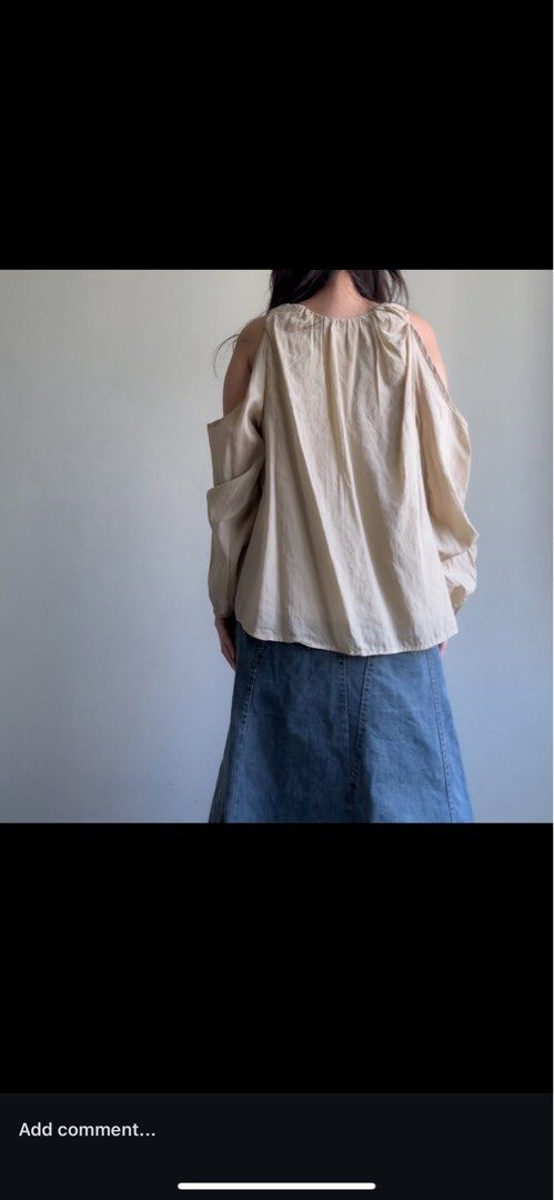 High Quality Open Shoulder Cotton Linen Top (Category: Longsleeves) located in Paranaque City. Submitted by matildascatalog (Listing ID 1356269148, Image 3). Description: ‼️Last price posted‼️ Purchased from kookiemrkt on IG (Photos from kookiemrkt) Size Medium Feels like an expensive top!! K-drama main character vibes So comfortable and pretty in person RFS: the color doesn't suit my skintone.