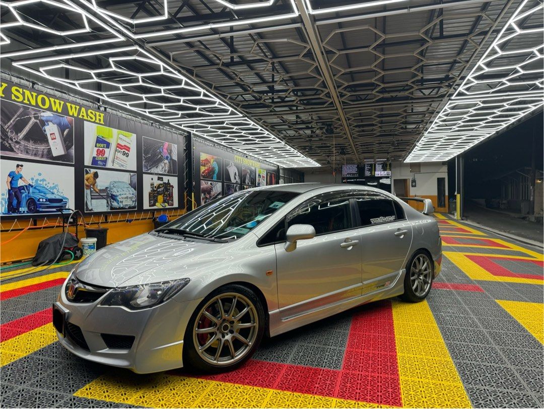 Honda Civic Type-R 2.0 (M) (Category: Used Cars) located in Singapore. Submitted by vtecr11 (Listing ID 1356332571, Image 3). Description: I am the 2nd owner Had this car for over 13yrs Well taken care of , no expense spare Very good condition Stock with intake , exhaust mod Forged Rim monoblock Hondata tune Full service record Meet my selling price I throw all my spare parts for u PM to arrange for viewing Thank you NO DEALER PLS .