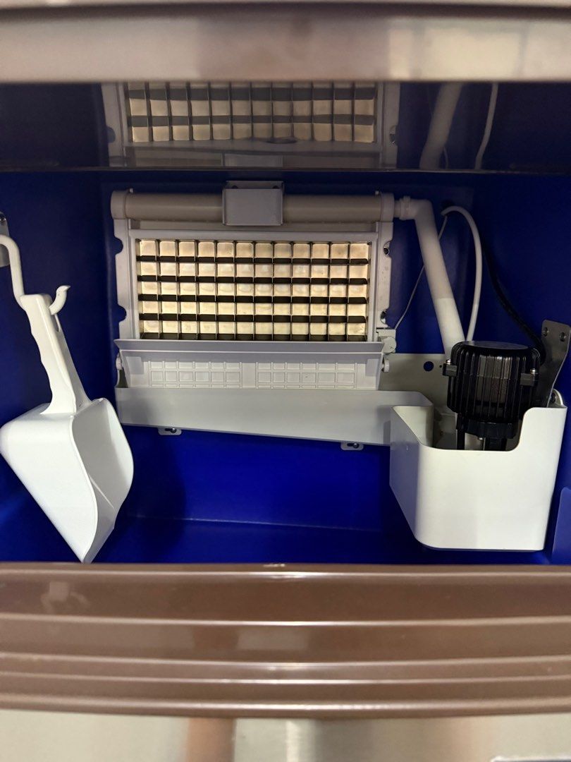 Ice Cube Maker Machine (Category: Other Kitchenware & Tableware) located in Seri Kembangan. Submitted by hly.0705 (Listing ID 1356323348, Image 2). Description: WTS Ice Maker Machine Spec Model : IM - 120 Daily Produce : 55kg/ 24hrs Rated Voltage : 220v /50hz Rated Power : 360W Ice Shape : Square Ice Price is RM3XXX, Prefer meetup for inspect the ice maker machine, also we do have daily produce up to 1000kg ice maker machine. For more details , q