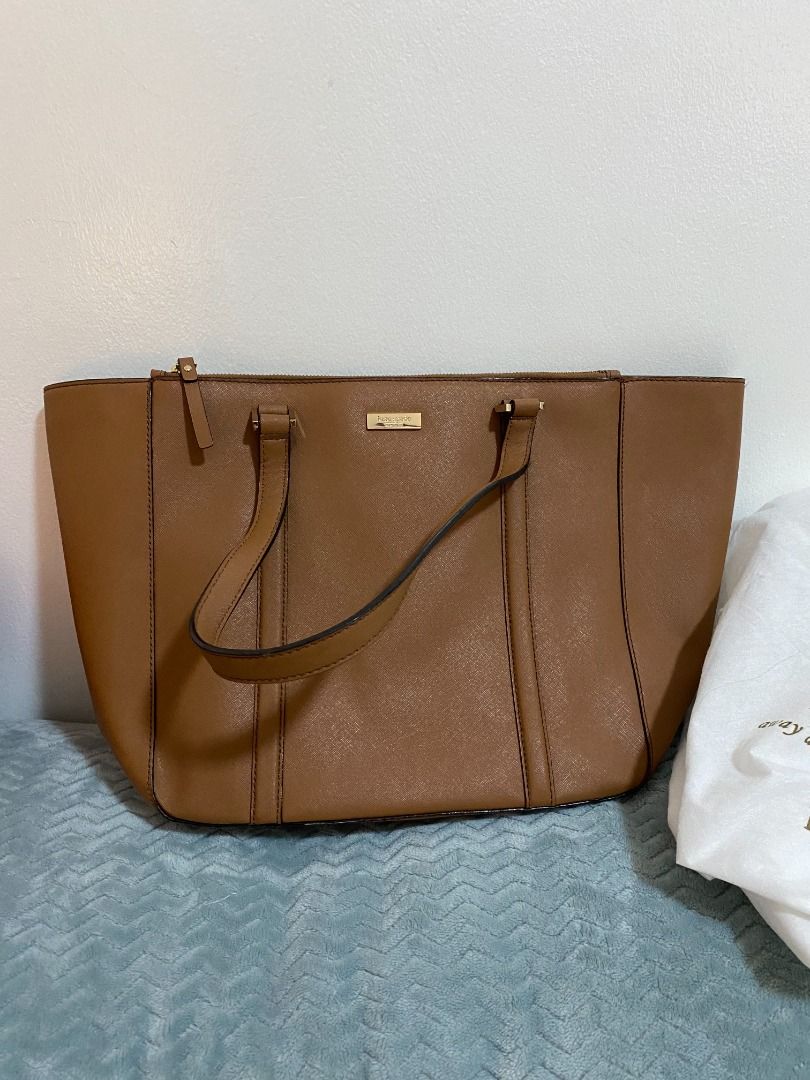 Kate Spade Brown Bag (Category: Luxury Bags & Wallets) located in Muntinlupa City. Submitted by janinao (Listing ID 1356280704, Image 1). Description: - Barely used, still in very good condi! - Fave!!! But I have too many bags na - Soooo many compartments, perfect for work or school - See last pic for flaw: Lint or loose thread(?) on the handles, can be removed! !! Please remember that shipping fee may cost a lot as the bag is big. Lalamove/Grab 