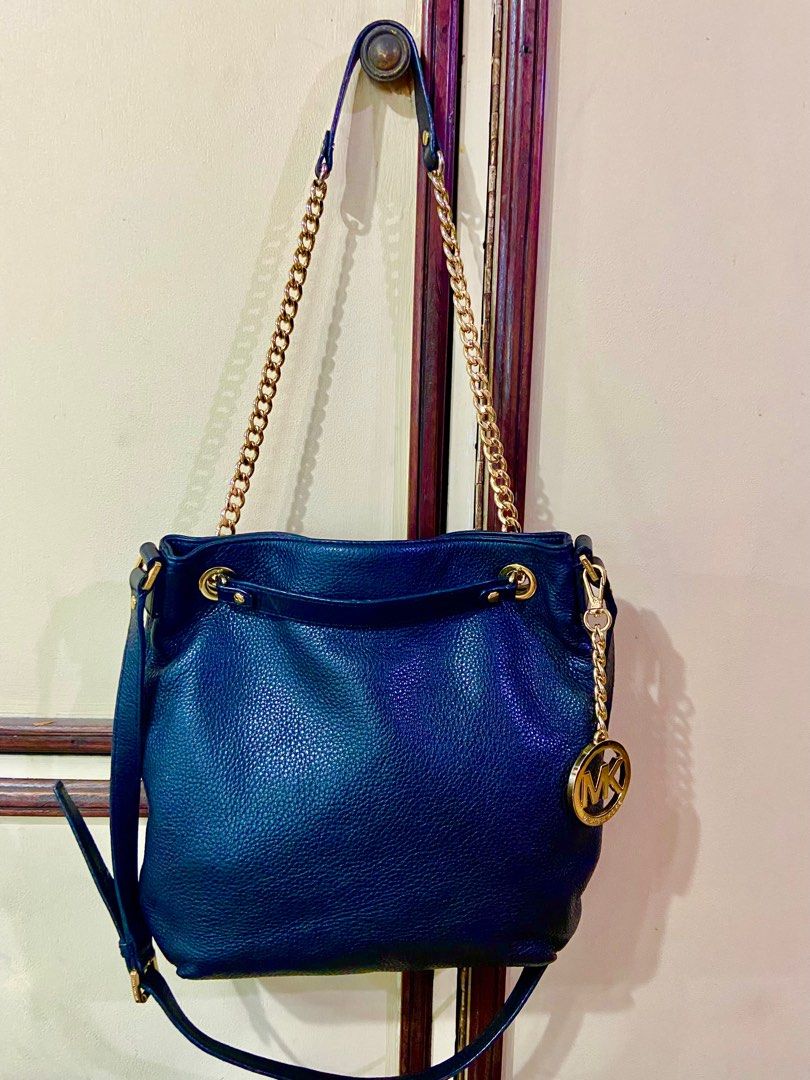 Michael Kors Jet Set Pebbled Leather Tote Bag (Category: Luxury Bags & Wallets) located in Manila. Submitted by rosamanerds (Listing ID 1356294418, Image 2). Description: Authentic preloved Michael Kors 3 way leather bag: can be used as a sling/cross body bag, shoulder or handbag. Pebbled leather with gold hardware. Like new. .