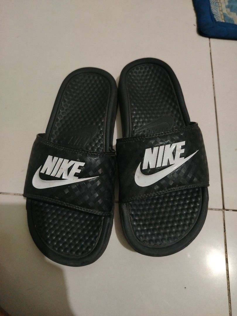 ORIG NIKE (Category: Slippers and slides) located in Manila. Submitted by nikaclyde (Listing ID 1356387211, Image 1). Description: USED BUT STILL IN GOOD CONDITION.