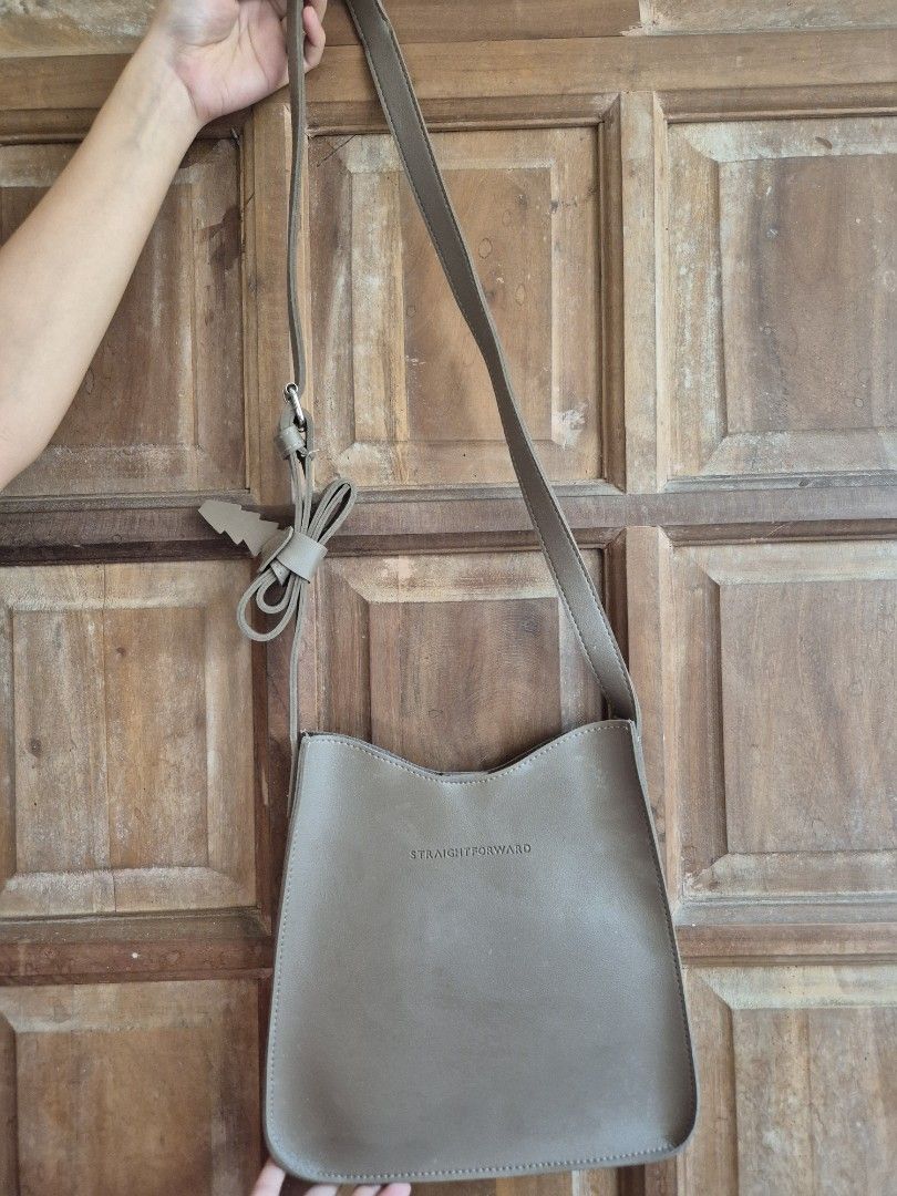 STRAIGHTFORWARD CROSSBODY BAG (Category: Cross-body Bags) located in Iloilo. Submitted by hellowanderer (Listing ID 1356401928, Image 1). Description: .
