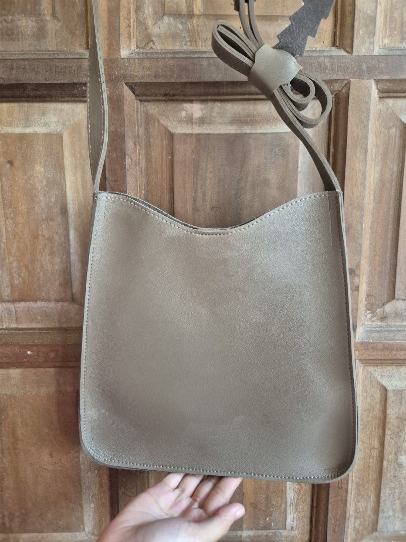 STRAIGHTFORWARD CROSSBODY BAG (Category: Cross-body Bags) located in Iloilo. Submitted by hellowanderer (Listing ID 1356401928, Image 3). Description: .