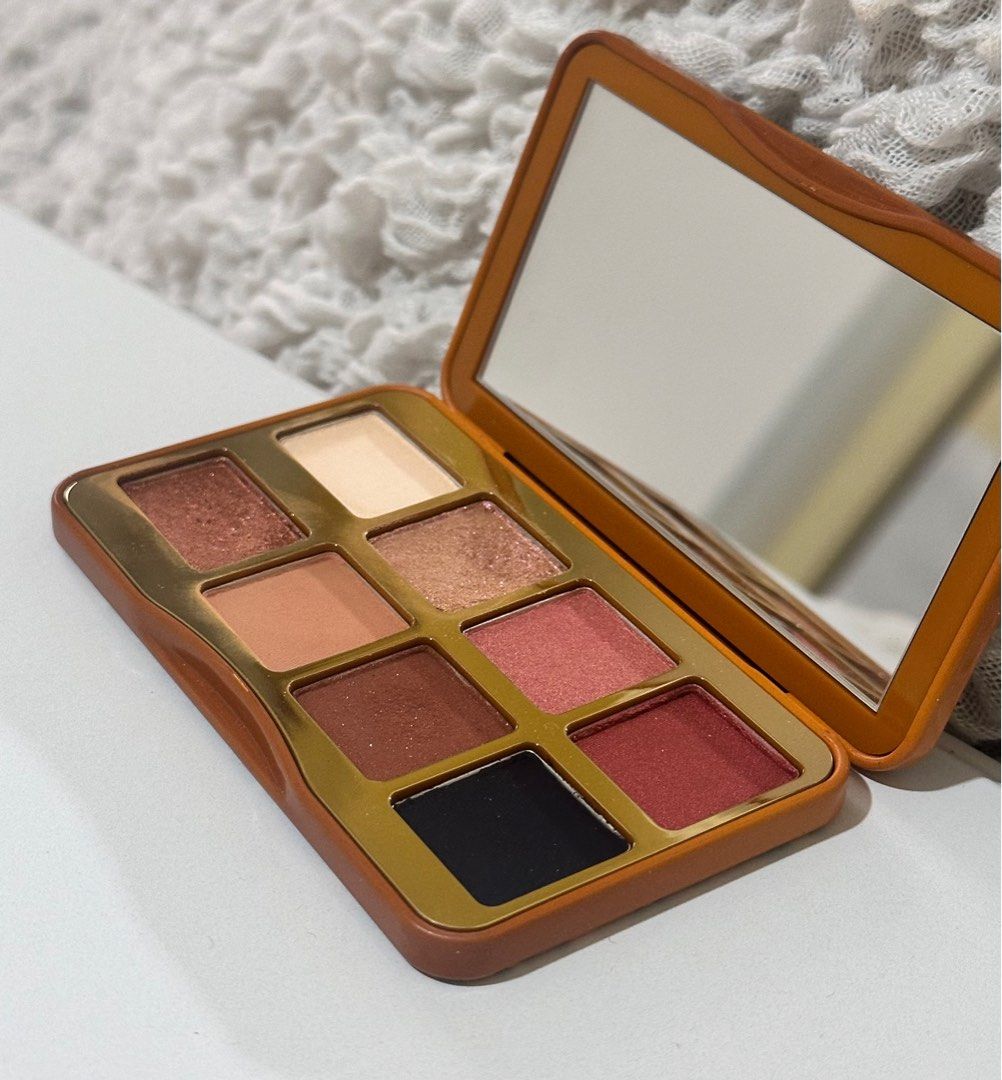 Too Faced Eyeshadow Palette (Category: Makeup) located in Valenzuela. Submitted by heyally_ (Listing ID 1356287791, Image 1). Description: .