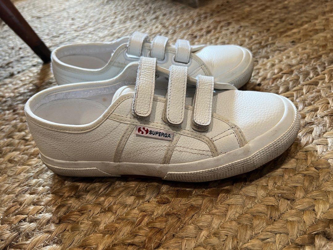 2750 Superga Leather White Sneakers (Category: Sneakers) located in Bacolod City. Submitted by mons1231 (Listing ID 1356438071, Image 2). Description: Size EU 36 / US 6. Bought at 4,650php , selling low for 1,800php Upper: Leather 100% Lining: Cotton 100% Outsole: Rubber 100%.
