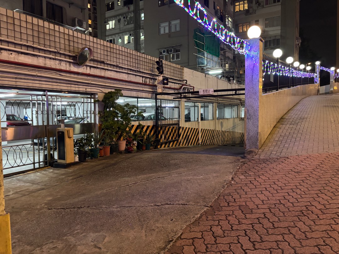 旺角窝打老道，文福道出入口，近培正中学，油站，怡安閣對面，車位闊大，私家車及電單車可一齊泊入,可即時起租63438372639491111