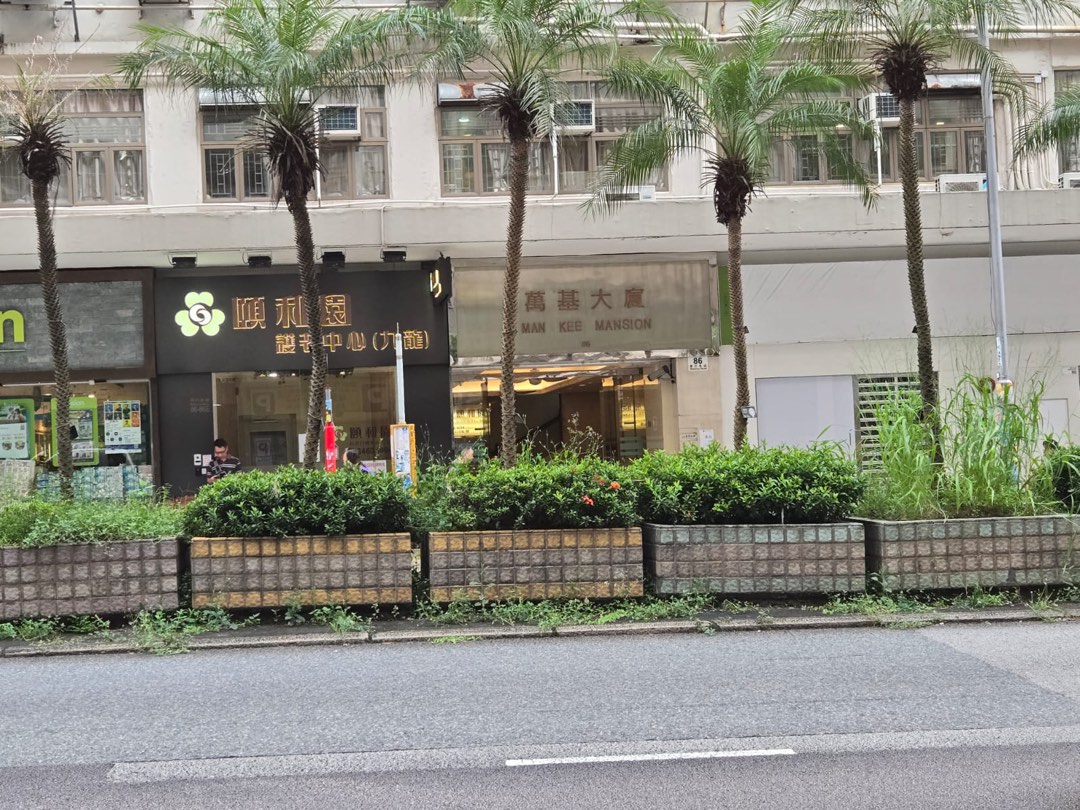 旺角窝打老道，文福道出入口，近培正中学，油站，怡安閣對面，車位闊大，私家車及電單車可一齊泊入,可即時起租63438372639491112
